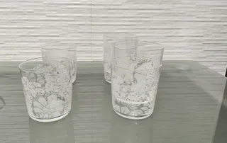 Vajilla cerámica con rayas marrones y blancas.