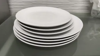 Vajilla cerámica con rayas marrones y blancas.