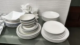 Vajilla cerámica con rayas marrones y blancas.