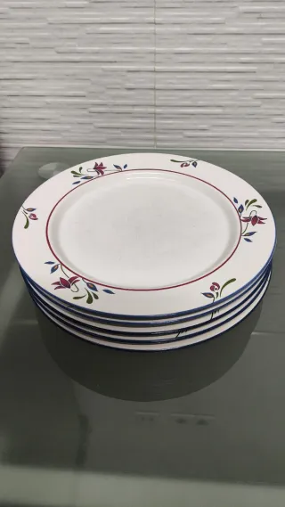 Vajilla cerámica con rayas marrones y blancas.