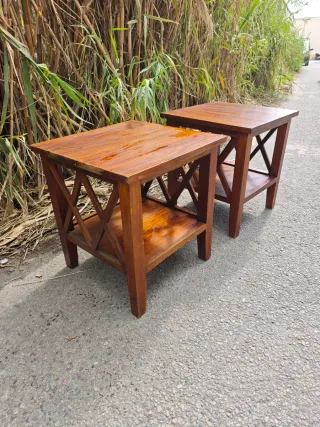 Coppia di tavolini ausiliari quadrati in legno