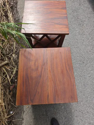 Coppia di tavolini ausiliari quadrati in legno