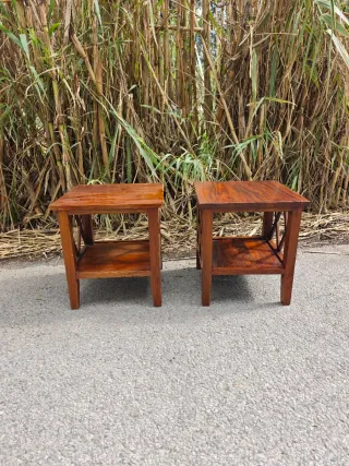 Coppia di tavolini ausiliari quadrati in legno