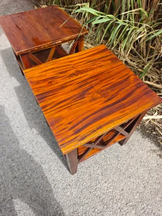 Coppia di tavolini ausiliari quadrati in legno