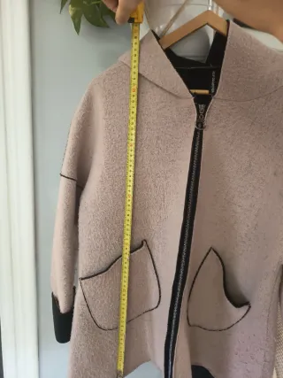 Cazadora con capucha rosa y negra