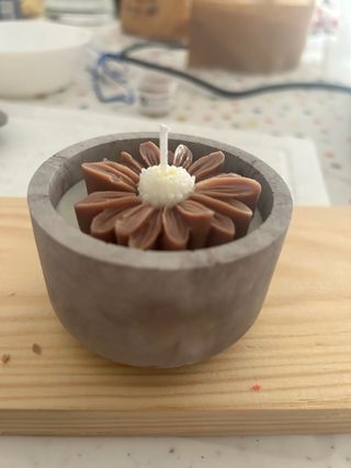 Vela aromática flor resina gris y marrón