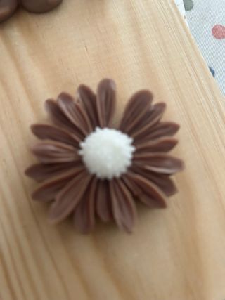 Vela aromática flor resina gris y marrón