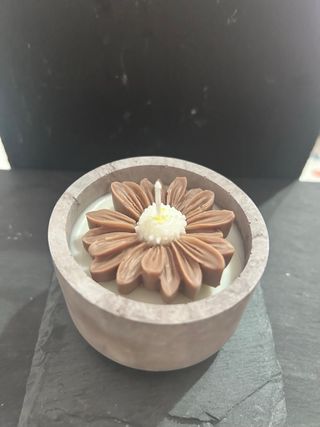 Vela aromática flor resina gris y marrón