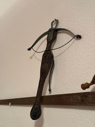 Espada toledana decorativa y ballesta