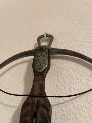 Espada toledana decorativa y ballesta