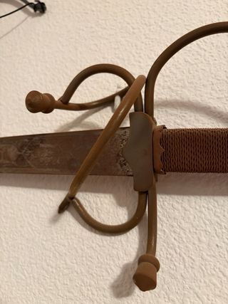 Espada toledana decorativa y ballesta