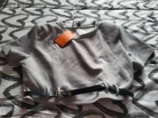 Conjunto gris crop top y pantalón ancho.