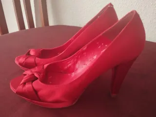 2 Pares de zapatos beige y rojo. con plataforma.