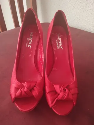 2 Pares de zapatos beige y rojo. con plataforma.