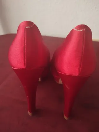 2 Pares de zapatos beige y rojo. con plataforma.