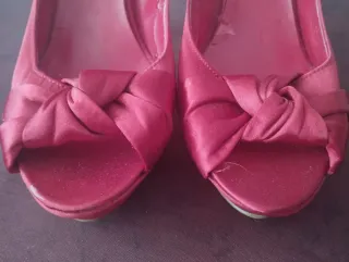 2 Pares de zapatos beige y rojo. con plataforma.