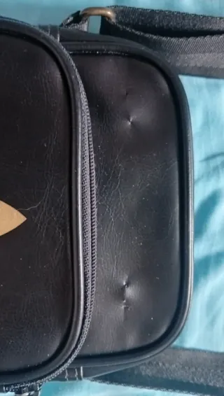 Bolso Adidas bandolera negro y dorado