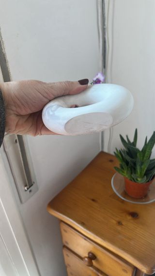 Jarrón Resina Gris con Flores Rojas