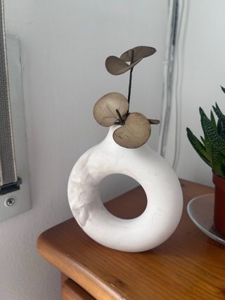 Jarrón Resina Gris con Flores Rojas