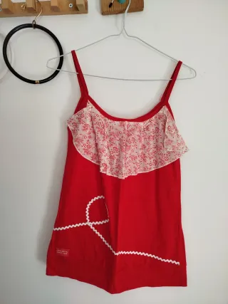 Camiseta roja con volantes florales