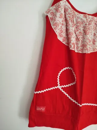 Camiseta roja con volantes florales