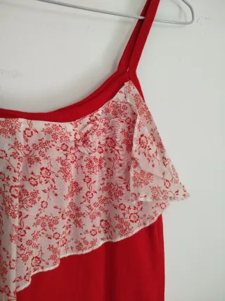 Camiseta roja con volantes florales