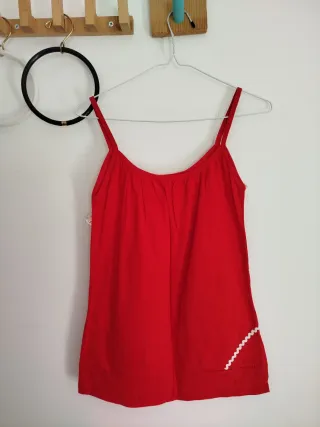 Camiseta roja con volantes florales