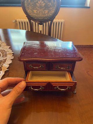 Joyero de madera con cajones