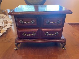 Joyero de madera con cajones