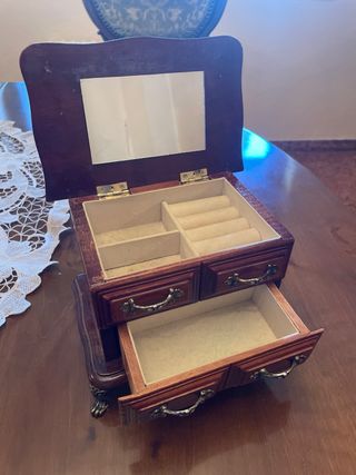 Joyero de madera con cajones