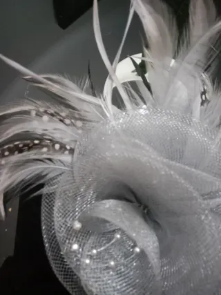Tocado plateado con plumas y perlas