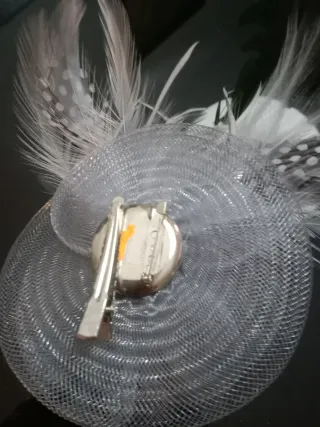 Tocado plateado con plumas y perlas