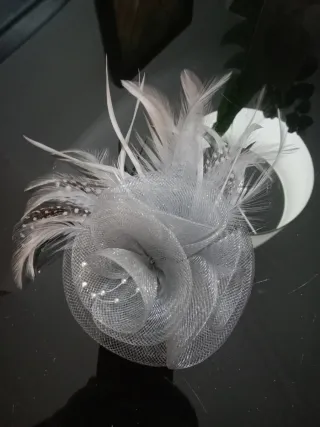 Tocado plateado con plumas y perlas