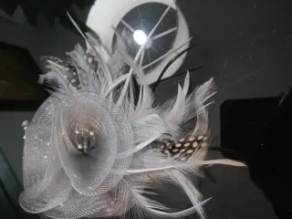 Tocado plateado con plumas y perlas