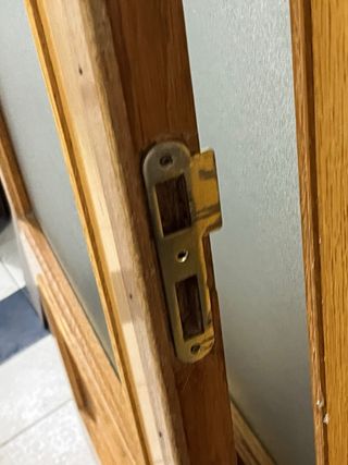 Puerta madera con cristal y manilla