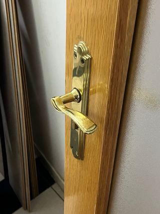 Puerta madera con cristal y manilla