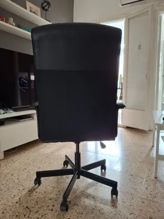 Silla de oficina negra