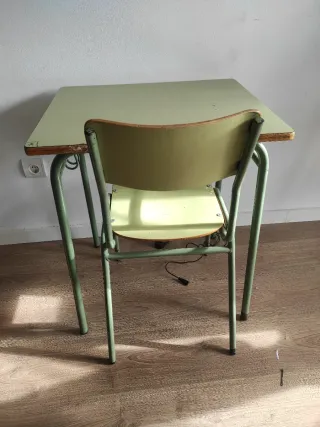 Pupitre y silla escolar verde