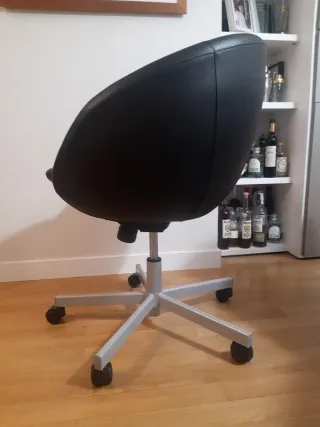 Silla de oficina giratoria negra