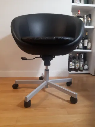 Silla de oficina giratoria negra