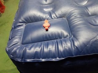 Materassino gonfiabile ad aria o acqua color blu