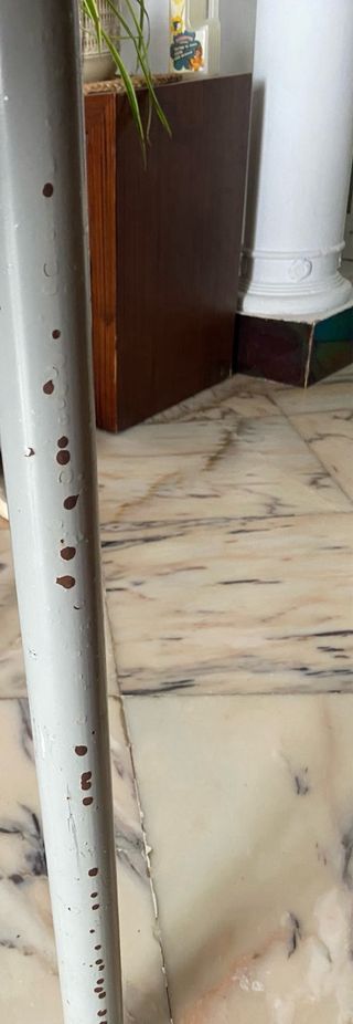 Escritorio de cristal negro y patas gris