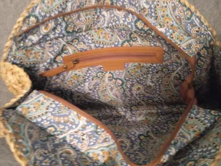Bolso de paja marrón con interior estampado