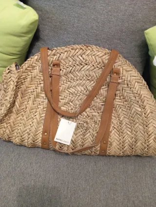Bolso de paja marrón con interior estampado