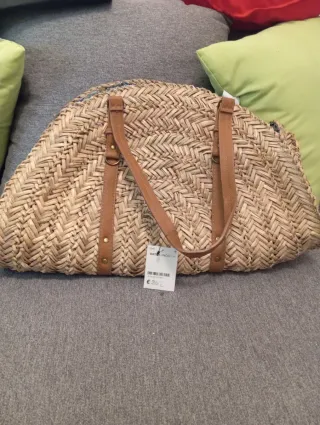 Bolso de paja marrón con interior estampado