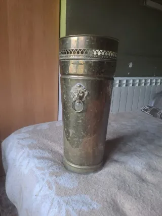 Paragüero de latón con león