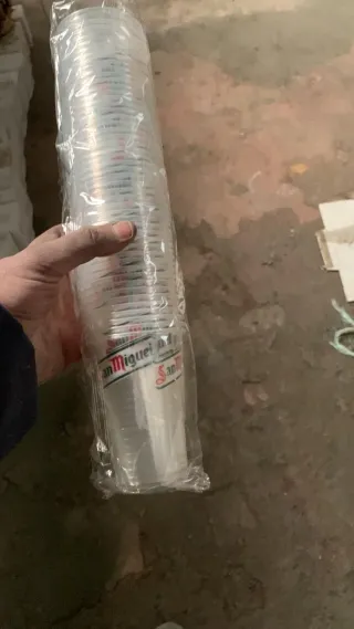 Jarra , vasos de plástico, servilleteros