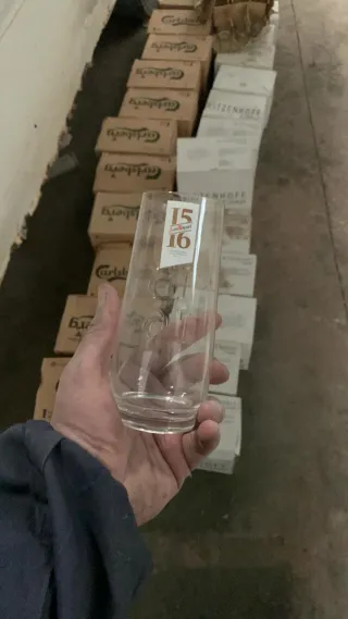 Jarra , vasos de plástico, servilleteros