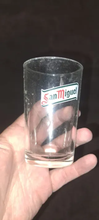 Jarra , vasos de plástico, servilleteros