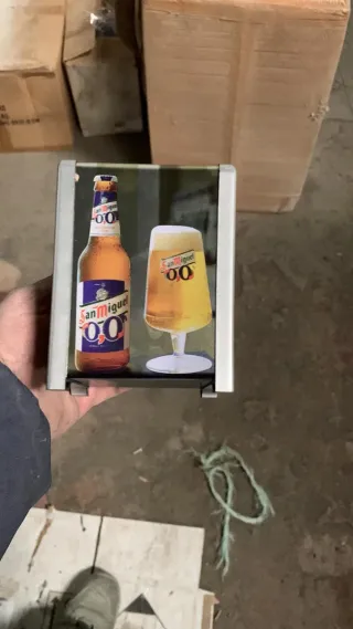 Jarra , vasos de plástico, servilleteros